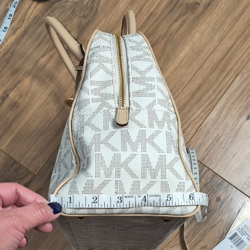 Michael Kors Beige Shoulder Bag - Picture 14 of 17